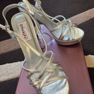 Dyeables cali silver metallic heels size 6.5